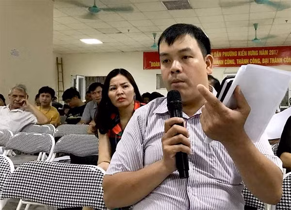Cư dân CT6 nêu ý kiến trực tiếp tại buổi lấy ý kiến tối 22/8. Ảnh:Võ Hải. Cư dân CT6 nêu ý kiến trực tiếp tại buổi lấy ý kiến tối 22/8. Ảnh: Võ Hải.