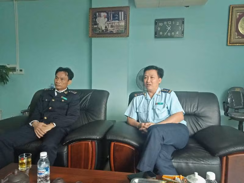 Lãnh đạo hải quan Cửa khẩu quốc tế Cầu Treo trả lời báo chí