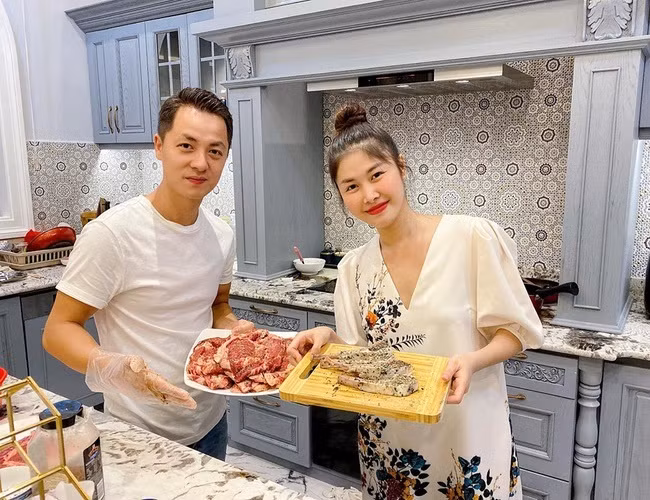Những bà mẹ showbiz được chồng chiều như bà hoàng, sống trong biệt thự sang chảnh khiến dân tình chỉ biết ghen tỵ