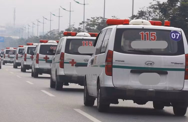 Đoàn xe chởthi hài nạn nhân rời sân bay Nội Bài. Ảnh:Ngọc Thành