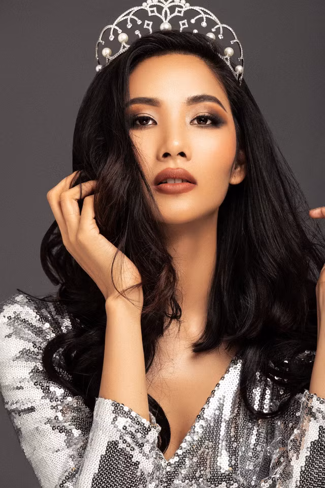 Trong bộ ảnh “chào sân”, Á hậu Hoàng Thùy đội vương miện Tiara như lời khẳng định vị trí và sự chuyên nghiệp của đại diện Việt Nam khi đến với Miss Universe.