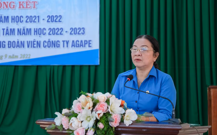 Bà Huỳnh Thị Hiền, Phó Chủ tịch LĐLĐ thành phố Cần Thơ ghi nhận và biểu dương công đoàn ngành GD&amp;ĐT thành phố.