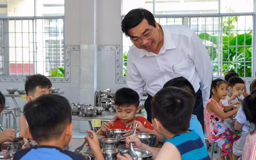 Ông Trần Thanh Bình, Giám đốc Sở GD&ĐT TP Cần Thơ thăm hỏi học trò trong ngày đầu trường học tổ chức ăn bán trú.