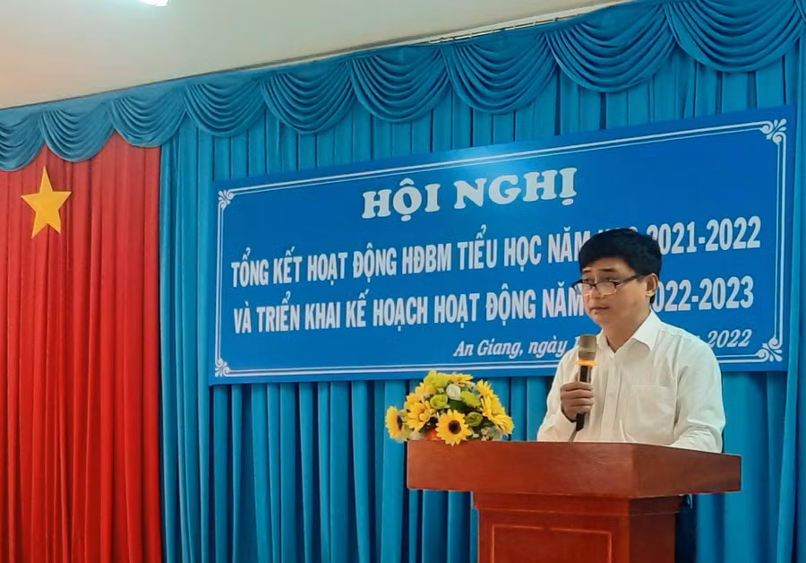 Thầy Nguyễn Quốc Khanh - Phó Giám đốc Sở GD&amp;ĐT An Giang, Chủ tịch HĐBM phát biểu chỉ đạo hội nghị.