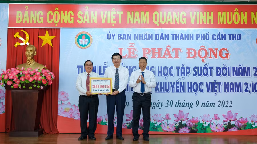 Lãnh đạo UBND TP. Cần Thơ sẽ trao lại cho Sở GD&amp;ĐT và Hội Khuyến học TP. Cần Thơ 21 tỷ đồng hỗ trợ học bổng cho du học sinh do Tập đoàn phát triển giáo dục, Đại học Mỹ tại Việt Nam tài trợ.