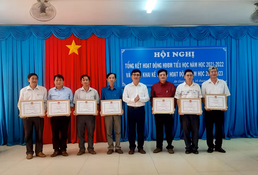 Khen thưởng các thành viên hoàn thành xuất sắc công tác HĐBM năm học 2021 - 2022.