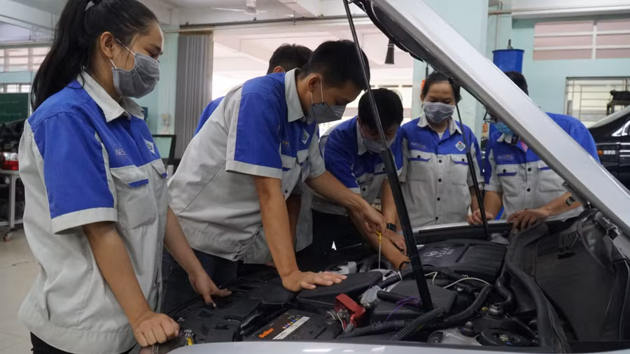 Sinh viên của Trường Cao đẳng nghề Cần Thơ trong giờ học thực hành Sinh viên của Trường Cao đẳng nghề Cần Thơ trong giờ học thực hành