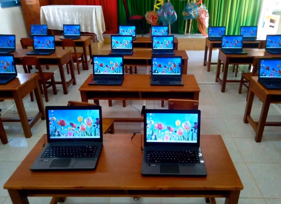 Phòng máy tính tại An Giang được Tổ chức Quỹ Dariu (The Dariu Foundation) tài trợ. Phòng máy tính tại An Giang được Tổ chức Quỹ Dariu (The Dariu Foundation) tài trợ.