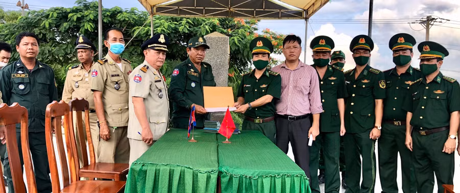 Ký biên bản tiếp nhận 226 công dân Việt Nam giữa lực lượng chức năng Campuchia và Đồn biên phòng Cửa khẩu Quốc tế Hà Tiên.