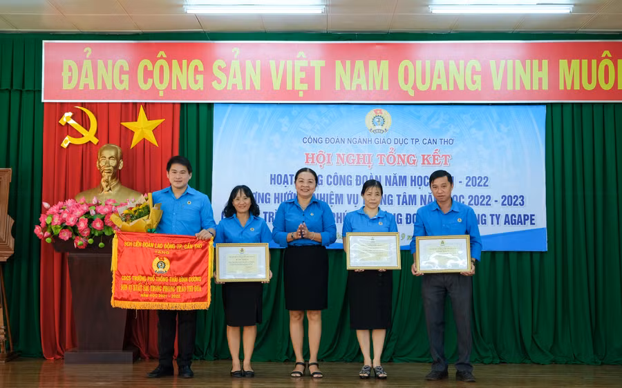 Đại diện LĐLĐ thành phố Cần Thơ trao cờ thi đua và bằng khen cho các công đoàn cơ sở.