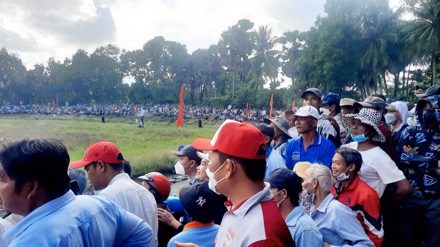 Hơn 10 nghìn người dân trong và ngoài địa phương nô nức đến xem và cổ vũ nồng nhiệt qua các vòng đua. Hơn 10 nghìn người dân trong và ngoài địa phương nô nức đến xem và cổ vũ nồng nhiệt qua các vòng đua.