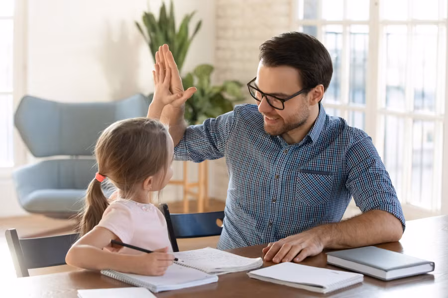 Khen ngợi quá mức cũng tạo ra áp lực cực độ cho con. (Ảnh: ITN). Khen ngợi quá mức cũng tạo ra áp lực cực độ cho con. (Ảnh: ITN).