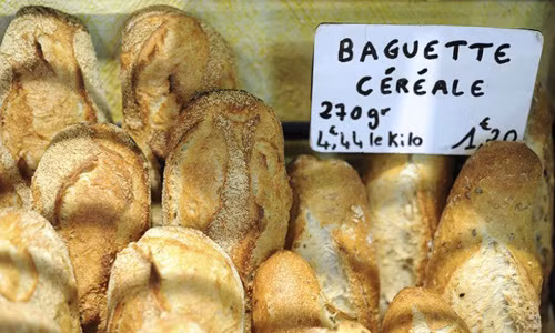 Bánh mì ngũ cốc giá 1,2 euro/ chiếc bày bán tại một tiệm bánh ở Paris, Pháp. Ảnh: CNN.