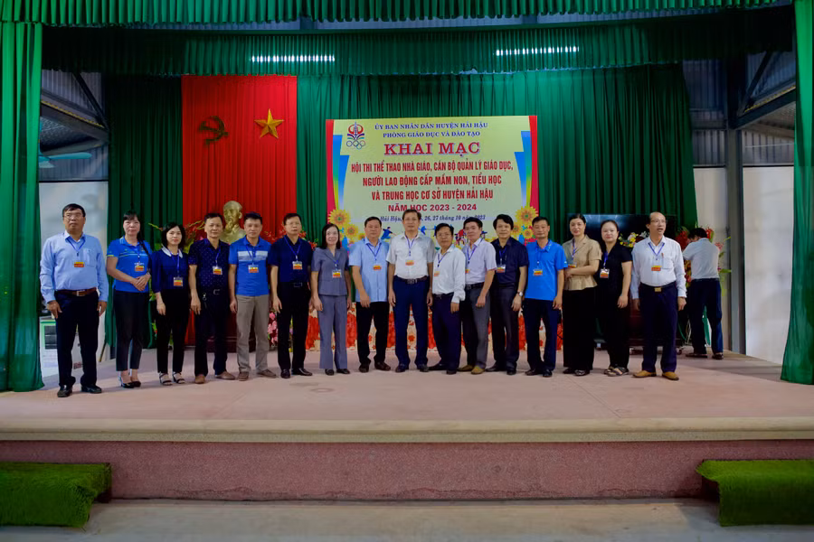 Đại diện ban tổ chức hội thi chụp ảnh sau lễ khai mạc giải đấu. Đại diện ban tổ chức hội thi chụp ảnh sau lễ khai mạc giải đấu.