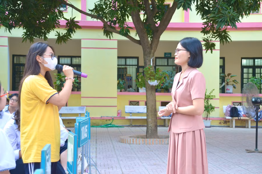 Học sinh đặt câu hỏi liên quan đến tác hại thuốc lá tới Thạc sĩ. Bác sĩ Nguyễn Thị Hồng Vân đến từ CDC Hà Nội.