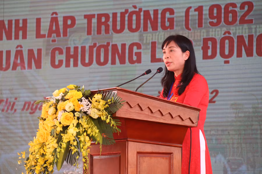Cô Nguyễn Thị Loan – Hiệu trưởng Trường THPT Ân Thi đọc diễn văn khai mạc.