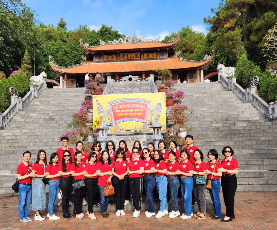 Tập thể giáo viên của trường chụp ảnh lưu niệm tại khu di tích Đền thờ nhà giáo Chu Văn An.