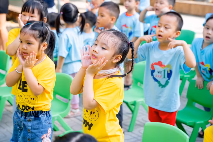 Ngồi phía dưới, các bé không ngừng cổ vũ cho các cô giáo và các bạn trên sân khấu.