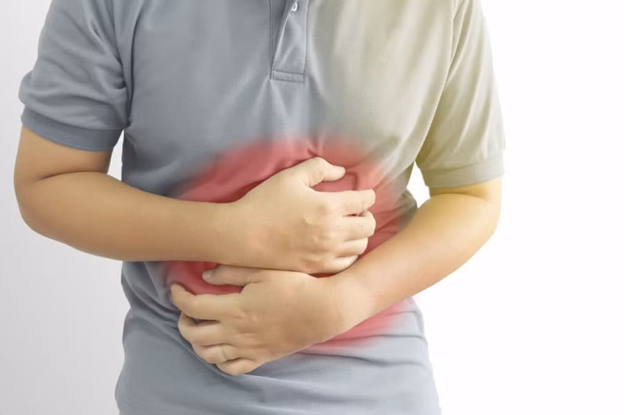 Ở giai đoạn đầu, ung thư dạ dày có thể gây ra tình trạng khó tiêu, cảm giác đầy hơi sau khi ăn, ợ nóng, buồn nôn nhẹ, ăn mất ngon. (Ảnh: ITN).
