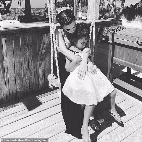 North West,con gái Kim Kardashian, sao hollywood
