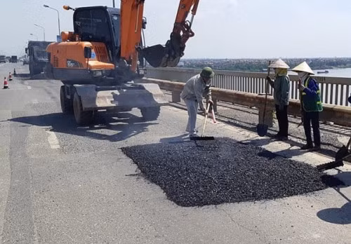 cần 195 tỷ đồng để "giải cứu" mặt cầu thăng long: việc không dễ hình 2 can 195 ty dong de "giai cuu" mat cau thang long: viec khong de hinh 2