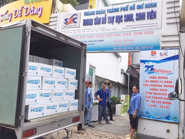 Trường ĐH Văn Hiến ngoài việc bố trí lực lượng cán bộ coi thi, sinh viên tình nguyện tại các điểm thi, Nhà trường còn tiếp sức cho cả thí sinh. 10.000 chai nước suối được nhà trường chuyển cho Thành đoàn TPHCM
