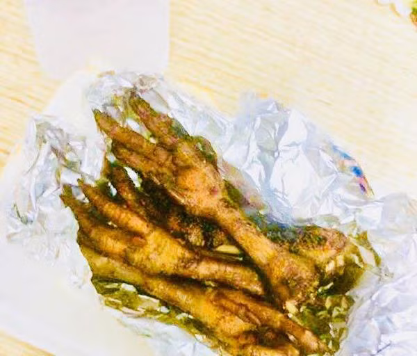 qua tin hinh quang cao, co nang "cay dang" nhan ve mon "chan ga nuong bong dem" - 3