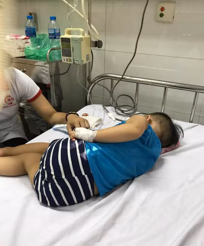 Anh Thành Long vẫn không hết ám ảnh về giây phút con nằm viện cấp cứu vì co giật, tím tái sau vài phút khóc hờn. Anh Thành Long vẫn không hết ám ảnh về giây phút con nằm viện cấp cứu vì co giật, tím tái sau vài phút khóc hờn.