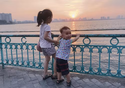 Là ông bố luôn dành cho hai consự ân cần, trìu mến, anh Long nói rằng cách "để con tự khóc" anh áp dụng lần đầu và sẽ là lần cuối sau sự việc bé phải đi cấp cứu. Là ông bố luôn dành cho hai con,bégái lớn 6 tuổi, bétrai nhỏ2,5 tuổi, sự ân cần, trìu mến, anh Long nói rằng cách để con tự khóc anh áp dụng lần đầu và sẽ là lần cuối sau sự việc bé phải đi cấp cứu.