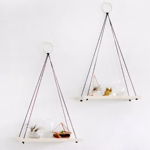 Kệ thủ công: Một tấm gỗ (nhựa), vài sợi dây và móc treo đã đủ để bạn làm ra chiếc kệ trang trí xinh xắn.