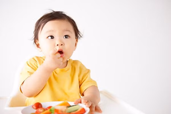 4 sai lầm tai hại khi nuôi con khiến bé ăn mãi chẳng lớn ảnh 2