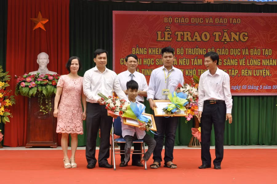 Đại diện Bộ GD-ĐT tặng Bằng khen cho học sinh Nguyễn Tất Minh và Ngô Minh Hiếu, Trường THPT Triệu Sơn 5