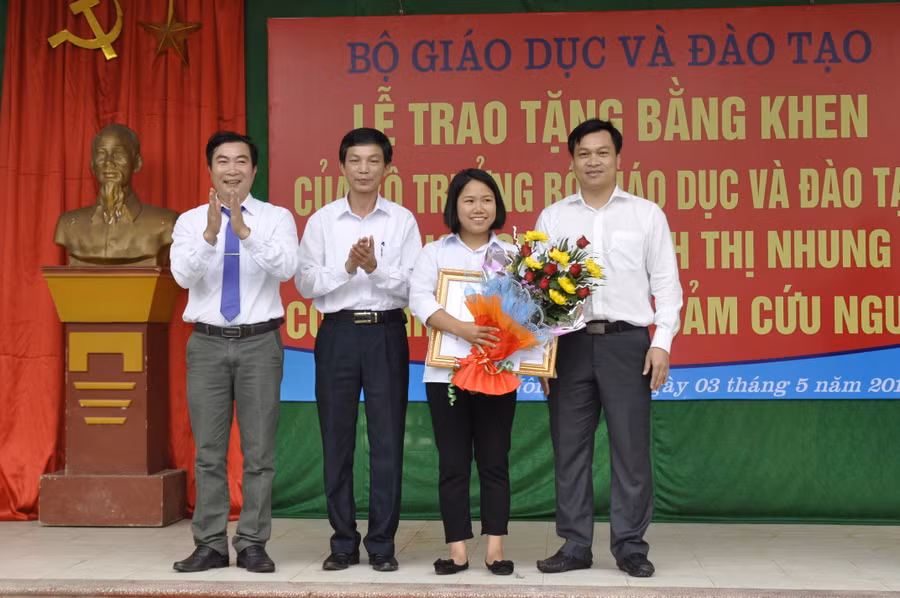 Đại diện Bộ GD-ĐT tặng Bằng khen cho HS Mạch Thị Nhung, Trường THPT Nông Cống 4