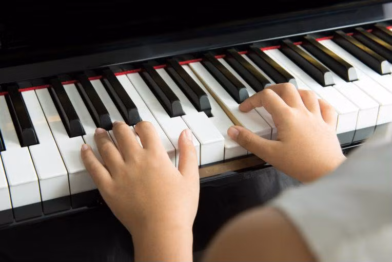 Trí tuệ trẻ phát triển vượt trội nhờ âm thanh từ phím đàn piano ảnh 2 Trí tuệ trẻ phát triển vượt trội nhờ âm thanh từ phím đàn piano ảnh 2