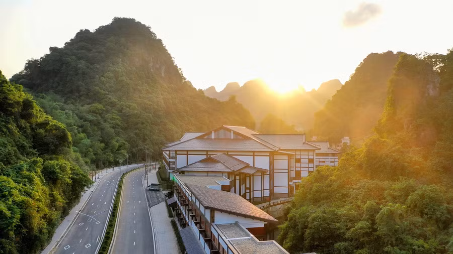 Yoko Onsen Quang Hanh tọa lạc giữa thung lũng trong lành.