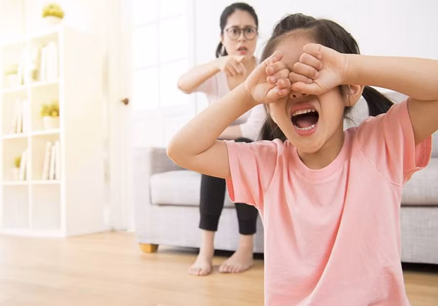 Đừng la hét, đổ lỗi hoặc gắt gỏng để khiến con hiểu rằng bạn không hài lòng với hành vi của chúng. (Ảnh: ITN).
