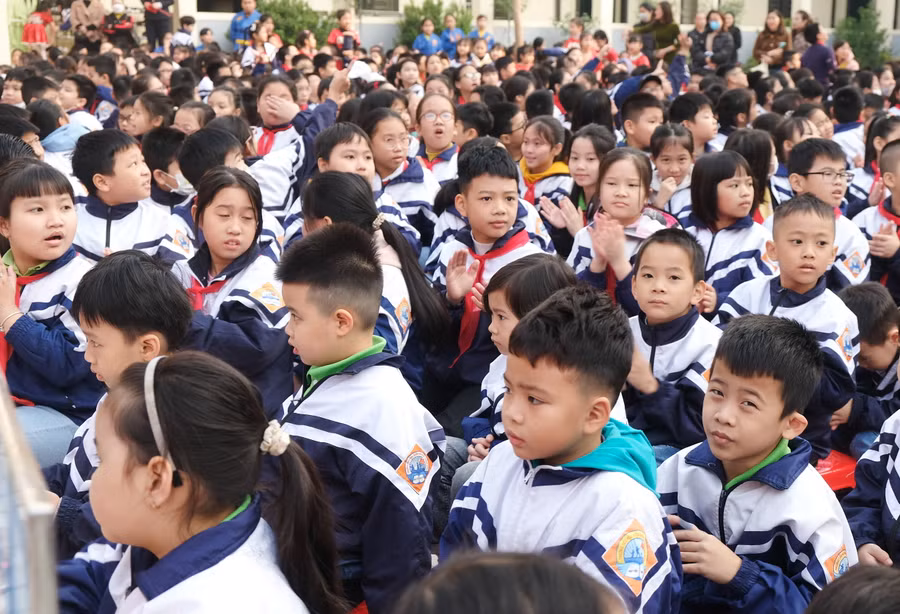 Học sinh hào hứng nghe về lịch sử dân tộc.