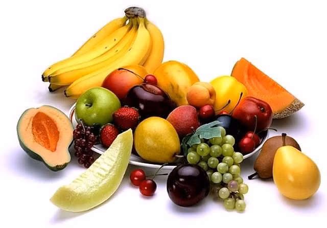 Ăn uống đủ chất, uống đủ nước giúp da không bị thiếu hụt vitamin.