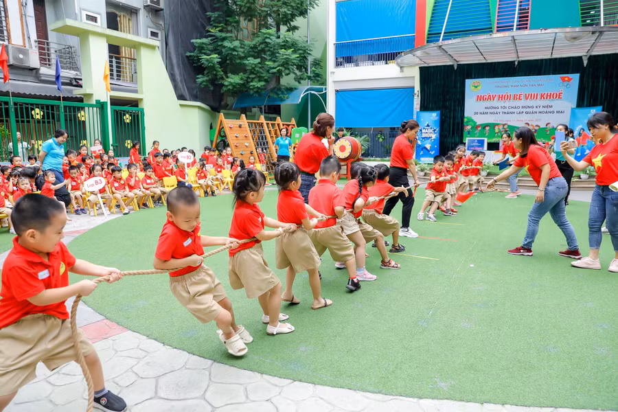 Hoạt động thể chất thông qua những trò chơi vận động giúp trẻ rèn luyện sự tự tin và tính đoàn kết.