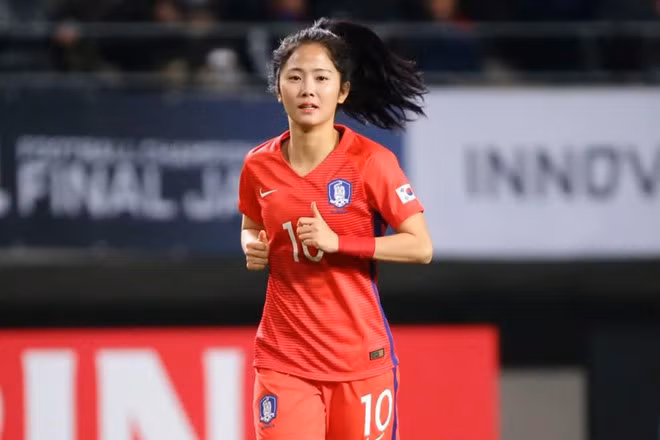 Lee Min-ah (Hàn Quốc):Khoác áo đội tuyển quốc gia từ năm 2012, thế nhưng, danh tiếng của Lee Min-ah chỉ thực sự vươn ra khỏi lãnh thổ Hàn Quốc khi cô cùng đội tuyển quốc gia tham dựASIAD 18tại Indonesia. Sở hữu nét đẹp hiền lành, nhã nhặn, làn da hồng hào cùng nụ cười dịu dàng, tuyển thủ Hàn Quốc trở thành một trong những cái tên được tìm kiếm nhiều nhất trong suốt thời gian giải đấu diễn ra. Chiem nguong nhan sac top 9 cau thu xinh dep tai World Cup nu 2019 hinh anh 11