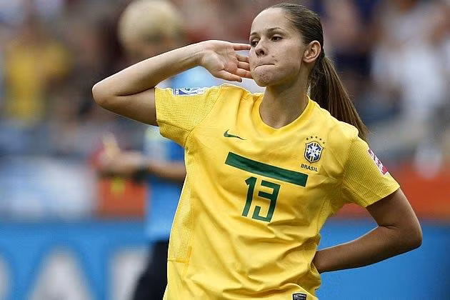 Erika dos Santos (Brazil):Với chế độ ăn uống, tập luyện hợp lý, Erika có gương mặt trẻ trung, giàu sức sống và khiến nhiều người ngỡ ngàng khi biết năm nay cô đã bước sang tuổi 31. Sau nhiều lần lỡ hẹn với các danh hiệu lớn, World Cup 2019 chắc chắn sẽ là giải đấu mà hậu vệ này đặt nhiều kỳ vọng để có được chức vô địch đầu tiên cùng đội tuyển quốc gia. Chiem nguong nhan sac top 9 cau thu xinh dep tai World Cup nu 2019 hinh anh 1