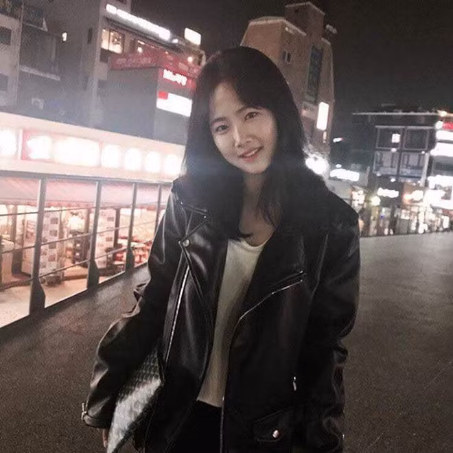 TrenInstagram, Lee thường xuyên đăng tải những hình ảnh đời thường khi không khoác lên mình quần đùi áo số. Trang cá nhân của cô nhận được hơn 80.000 lượt theo dõi, mỗi tấm ảnh đăng lên đều có hơn 20.000 lượt thích và hàng trăm bình luận đến từ người hâm mộ. Chiem nguong nhan sac top 9 cau thu xinh dep tai World Cup nu 2019 hinh anh 12