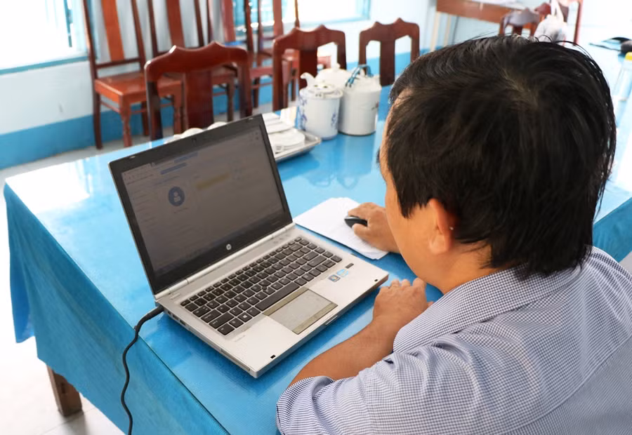 Giáo viên xem bài tập của học sinh qua hệ thống. (Ảnh: Ý Thảo).