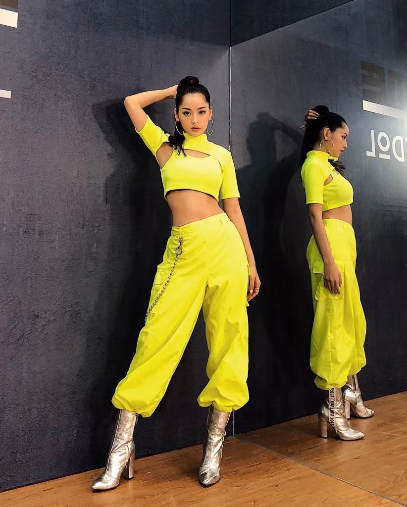 Set áo croptop và quần cargo cá tính ton-sur-ton nõn chuối giúp Chi Pu bắt trend với các tín đồ thời trang trong và ngoài nước. Chủ nhân bản hit “Anh ơi ở lại” còn gián tiếp chứng minh gam màu này không kén da ngâm như bạn tưởng.