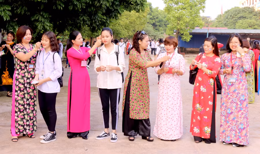 Các cô giáo trường THPT Thái Nguyên chào đón các em trong ngày tựu trường