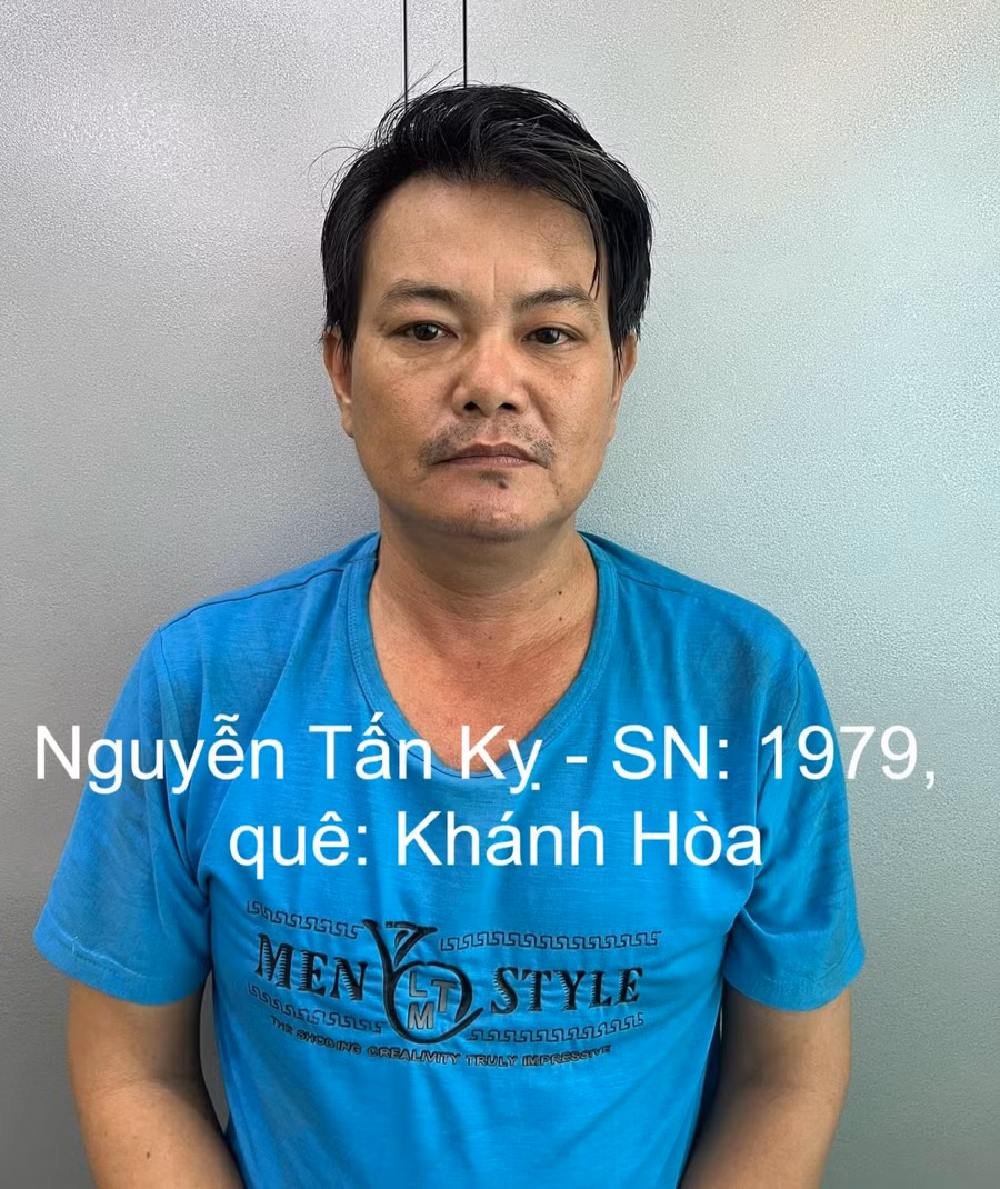 Đối tượng Nguyễn Tấn Kỵ tại cơ quan công an. Đối tượng Nguyễn Tấn Kỵ tại cơ quan công an.