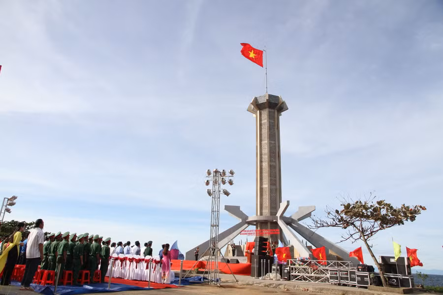 Lễ khánh thành cột cờ trên đảo Cồn Cỏ (Quảng Trị)