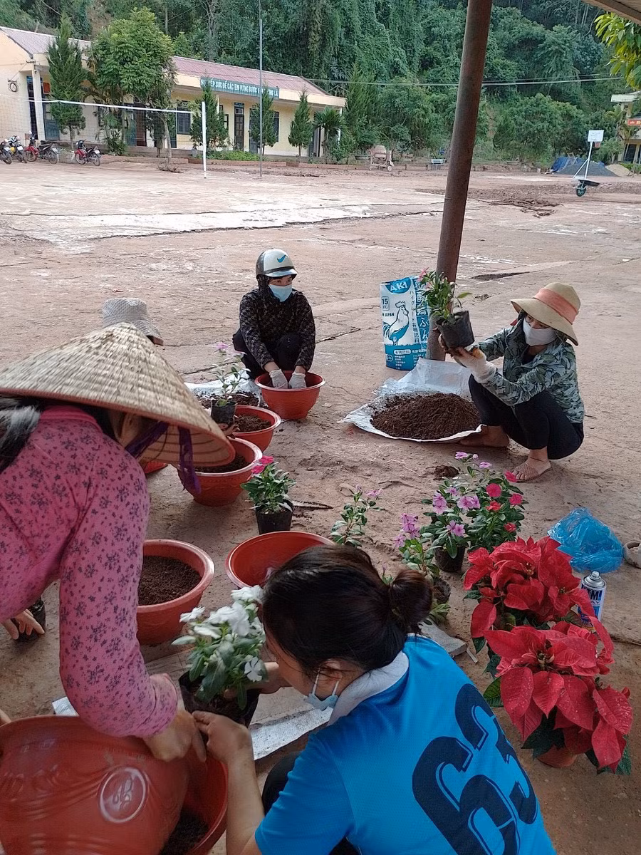 Các nữ công trồng hoa, cải tạo khuôn viên. Các nữ công trồng hoa, cải tạo khuôn viên.