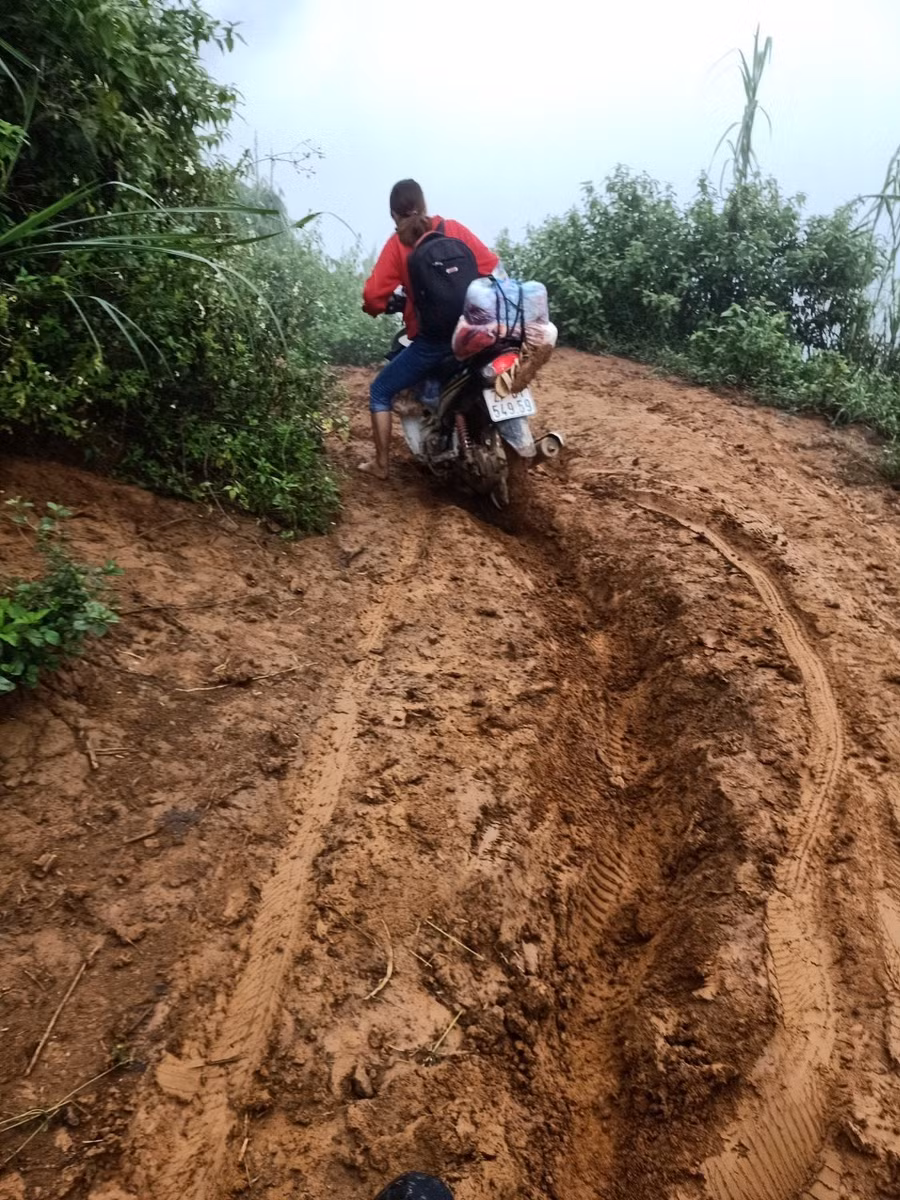 Đường lên bản của giáo viên ở xã Pá Mỳ, Mường Nhé. Đường lên bản của giáo viên ở xã Pá Mỳ, Mường Nhé.