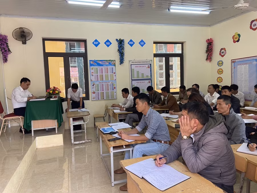 Nhà trường luôn chú trọng đến công tác bồi dưỡng chuyên môn cho giáo viên. Nhà trường luôn chú trọng đến công tác bồi dưỡng chuyên môn cho giáo viên.